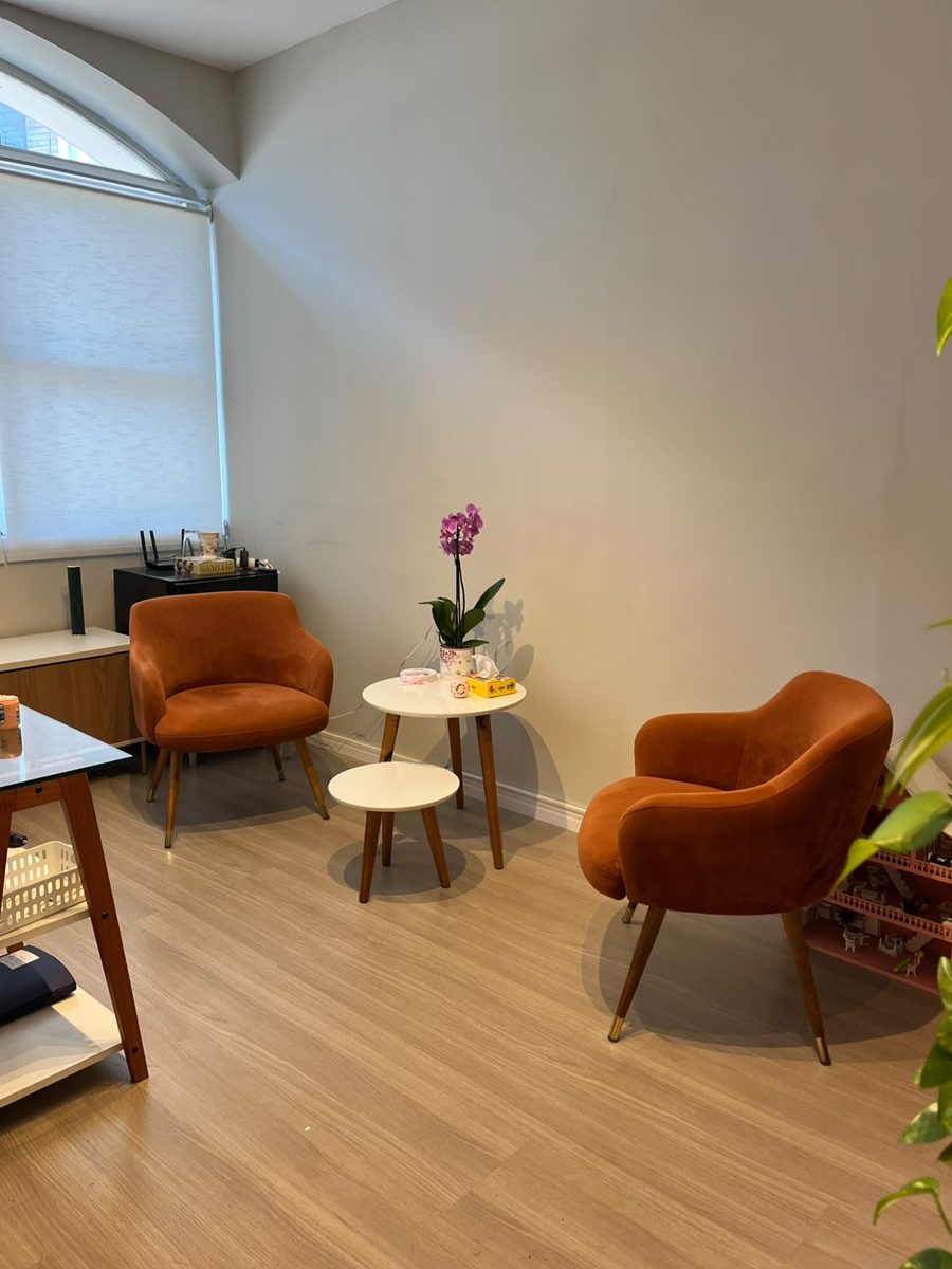 Poltronas e mesa de apoio no consultório