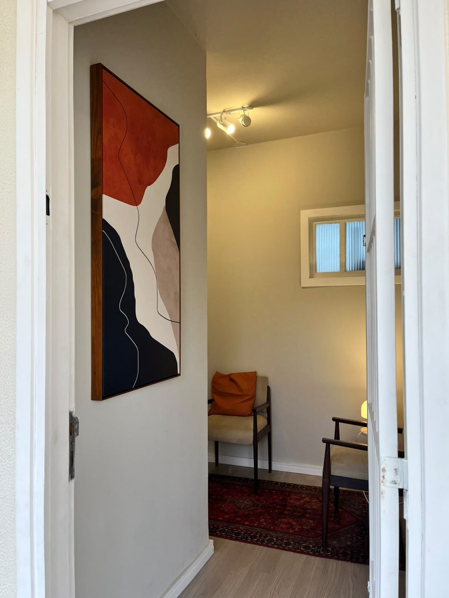 Sala de atendimento com quadro e luz acolhedora